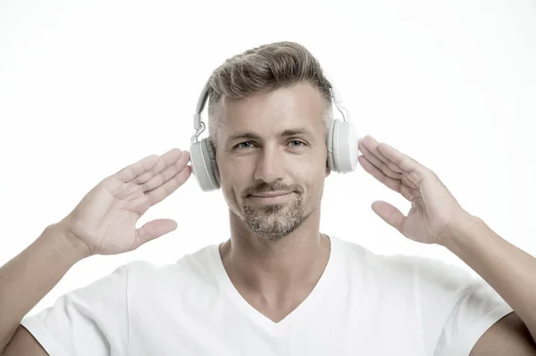 Son parfait. Écoutez de la musique pour la motivation. Liste de chansons préférées. Casque sans fil pour le sport. Concept de casque moderne. Homme mature beau non rasé sportif écoutant musique casque gadget — Photo