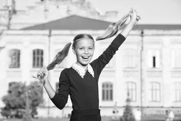 Liten flicka med vacker lång frisk lockigt glänsande frisyr, lekfull humör koncept — Stockfoto