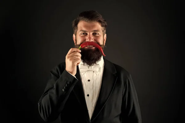 Diverte-te. Impiedoso e forte nos negócios. empresário alegre tem bigode engraçado pimenta vermelha. conceito de barbearia. moda masculina picante. Teimoso e propositado. homem brutal preferem chili forte — Fotografia de Stock