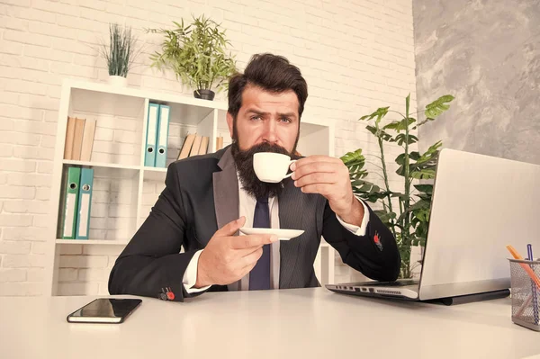 Obtenir le plus d'énergie de tasse de café. Boss boit du café au bureau. Homme barbu profiter tasse chaude. Profiter d'une boisson énergisante chaude. Du thé. Augmentation des niveaux d'énergie pour travailler. Réveillez-vous et de l'énergie avec elle — Photo