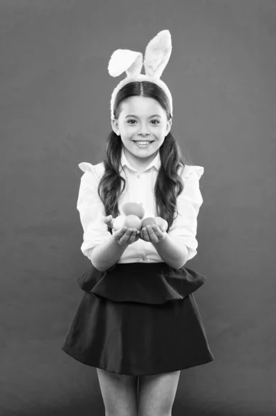 Tiempo para la Pascua. Caza de huevos de Pascua. Huevos de Pascua y conejito lindo. niño con orejas de conejo. Una decoración divertida. Niña con traje de conejo. recoger y pintar huevos. Feliz Pascua. — Foto de Stock