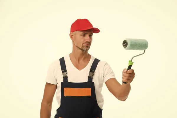 Interesse an Design und Dekoration. Innenausstatter isoliert auf weiß. Maler Dekorateur halten Farbwalze. Geschickter Dekorateur oder Handwerker. Maler- und Dekorationsarbeiten. Hausdekorateur — Stockfoto