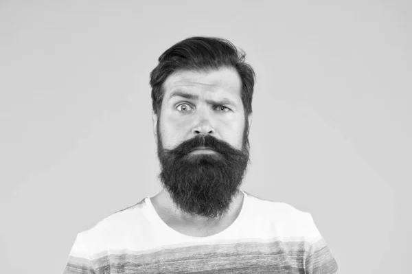 Un type qui réfléchit. Dans sa tête. Une autre idée. J'ai des doutes. Hipster barbu visage pas sûr. Homme barbu douteux sur fond jaune de près. Expression douteuse. Visage rusé. Idée intéressante — Photo