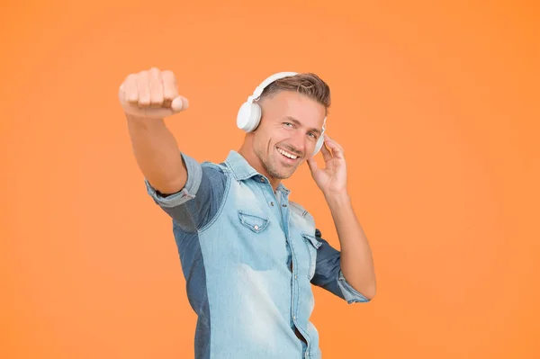 Hombre cool disfrutar de la música. su lista de reproducción favorita. Fiesta de DJ. feliz hombre bailando fondo amarillo. escuchar música en los auriculares. Coge la melodía. Me gusta esta pista. melodía para bailar. sexy chico en disco humor —  Fotos de Stock