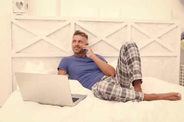 İnternet üzerinden eğitim. Mobil suistimal ile ev hayatı. Yakışıklı bir adam internetten biriyle çıkıyor. Yatak odasında rahat bir erkek. İnternet 'ten hoşlanan adam. Sosyal medya bağımlılığı. Bilgisayar bağımlısı. Sıkı çalış, dinlenme.