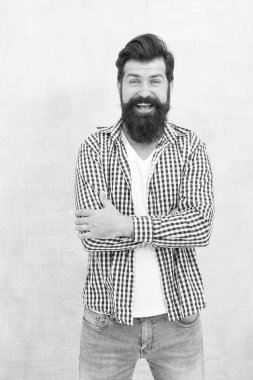 Tıraşsız sakallı sakallı adam mutlu bir gülümseme, modaya uygun.