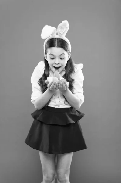 Perfetto coniglietto pasquale. Attività ludiche ed educative di Pasqua per bambini di tutte le età. Adorabile bambina con uova di Pasqua. Carina studentessa coniglietto festeggiare il giorno di Pasqua. Concetto vacanze primaverili — Foto Stock