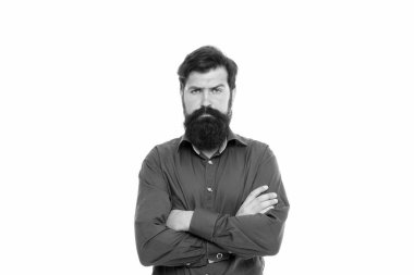 Sakallı, kendine güvenen, sıradan görünüşlü, kollarını çapraz tutan beyaz, kendine güvenen bir adam.