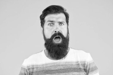 Sakallı, traşsız bir adam. Sakal ve cilt bakımı. Neşe ve mutluluk kavramı. Sakallı, stil sahibi bir adamın portresi. Bıyıklı, vahşi beyaz adam. Sakallı, olgun bir hippi. Erkek güzellik konsepti