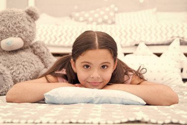 Mükemmelliğe bak. Şirin görünüşlü küçük kız. Cilt bakımının güzelliği. Küçük çocuk kreşte yatağında dinleniyor. Çocuklar için cilt bakım ürünleri. Güzelliğe bak, göreceksin