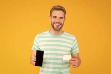 İnternetten alışveriş. Mobil bankacılık. İnternetten aldım. İndirimli alışveriş. Özel fiyat. Çevrimiçi kartvizit başvurusu. Modern telefon. Yakışıklı adam blog için içerik yaratıyor