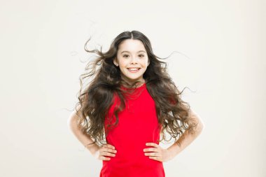 Rüzgar da saç zarar verebilir. Güçlü kalıcı rüzgarlar dalgalı ve kıvırcık uzun saçlarda tangles ve pürüzler oluşturabilirsiniz. Saçınıza zarar vermek için yaptığınız şeyler. Kız sevimli çocuk uzun dalgalı saç sarı arka plan