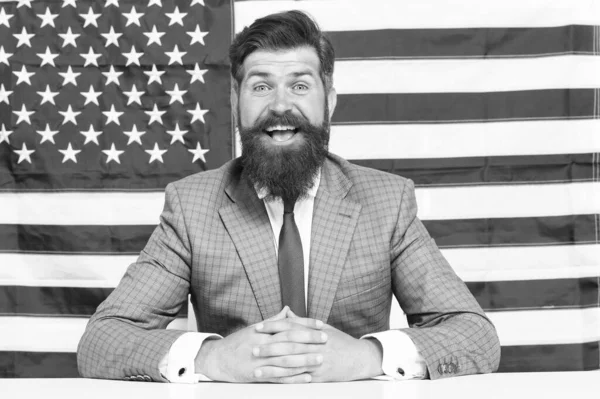 Muž oficiální umístění pracuje pro americkou vládu USA vlajkové pozadí, dobrá zpráva koncept — Stock fotografie