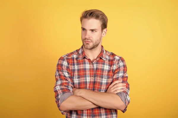 Mâle parfait. homme en chemise à carreaux debout avec les bras croisés. sa coiffure parfaite. toilettage masculin au salon de coiffure. mode look tendance. Beau portrait d'homme. homme charismatique portant chemise à carreaux — Photo