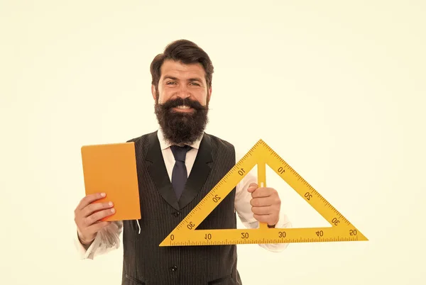 La dimension pédagogique à l'école. Professeur d'école tenir triangle et livre isolé sur blanc. Homme barbu prêt pour la leçon d'école. Géométrie et mathématiques. École pour la vie — Photo