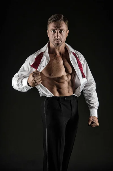 Adatta uomo spettacolo busto muscolare con muscoli addominali in camicia aperta stile formale sfondo nero, ab — Foto Stock