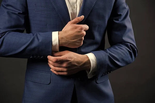 Megfelelő ujjhossz. Minden részlet számít. A kabát tökéletesen passzol. Üzleti stílus hivatalos öltözködési szabályzat. A férfi kezek közelről igazítják az üzleti öltönyt. Formális stílus. Az üzletemberek hivatalos ruhát választanak. — Stock Fotó