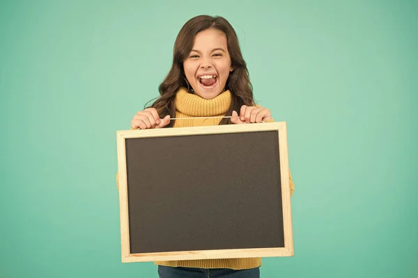 Estudante bonito com quadro-negro. Anúncio. Conceito de notificação. Menina segurar lugar quadro branco para notificação. Observe informações. Leia esta notificação. Informação sobre o evento — Fotografia de Stock