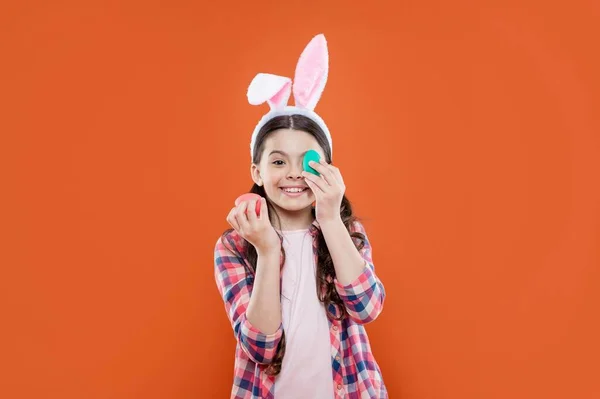 Happy easter kid girl wearing ears for bunny hunt in easter holiday hold eggs, egg hunt — Stock Photo, Image