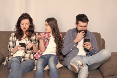 Çocuğu görmezden gelmeyi bırak. İnternete takıldım. Görmezden gelinen çocuk. İnternetteki akıllı telefonlarda sörf yapan ebeveynler. Baba ve anne, kızının ihtiyaçlarını görmezden geliyorlar. Kötü alışkanlıklar. Ebeveynlik başarısızlığı. Görmezden gelinen bebek. Gücenmiş duygular