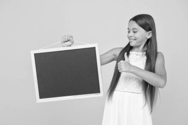 Başarılı ol. Tasasız güzellik gösterisi tahtası. Çocuk başparmağını kaldırdı. Küçük çocuk plaj aktivitesi ilanı veriyor. Mutlu çocukluk. Yaz tatili ve tatil. Çocuk sezonluk moda satışları