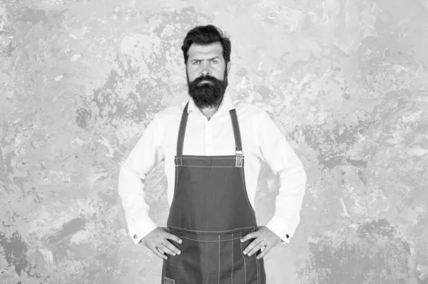 Мужчина джинсовый фартук стильный парикмахерская персонал бородатый хипстер, парикмахер мастер концепции — стоковое фото