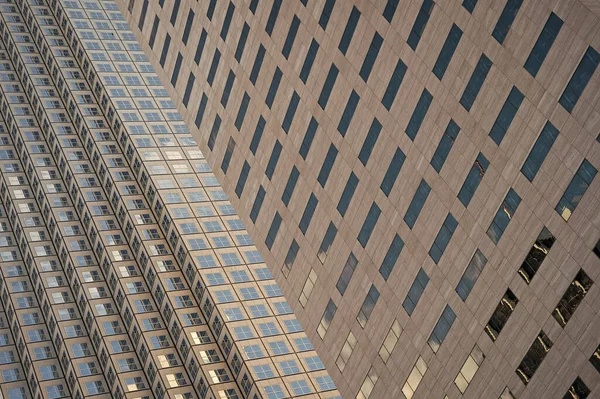 Onde negócios criando futuro. Arranha-céus arquitetura moderna da cidade. Arquitetura moderna de edifícios. Céu reflete em janelas de vidro espelho. Conceito de arquitectura. Centro de negócios. Contexto abstrato — Fotografia de Stock