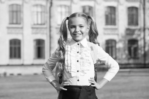 Meisje lacht gezicht gaat naar school september, gemotiveerd schoolmeisje concept — Stockfoto