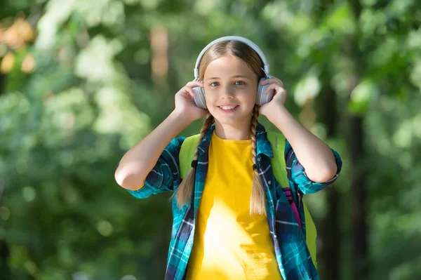 幸せな子供はヘッドフォンで音楽を聴く夏の旅行自然の風景屋外、音 — ストック写真