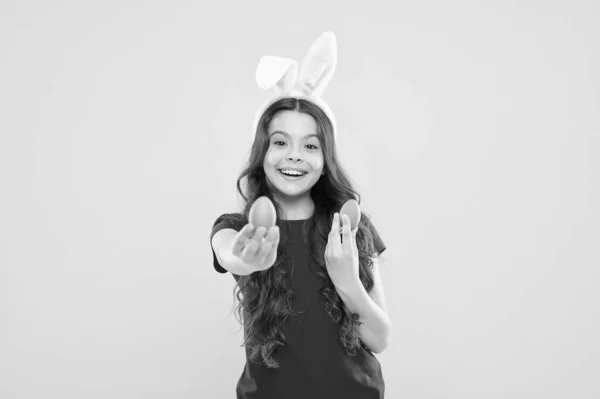 Atividades de Páscoa divertidas e educativas para crianças. Pequena menina ovos de Páscoa. O Bunny celebra a Páscoa. Como podem as famílias manter o dia sagrado quando as missas são canceladas? Atividades de férias de primavera. Domingo de quarentena — Fotografia de Stock