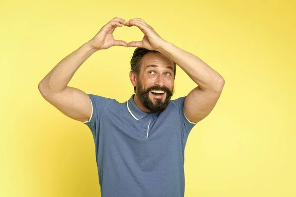 Vida sana. Un gesto de corazón de hombre maduro. Corazón y salud. Diagnósticos y tratamiento. Prevención de ataques al corazón. Hombre barbudo mayor sosteniendo las manos en forma de corazón. Signo romántico. Feliz chico sonriente —  Fotos de Stock