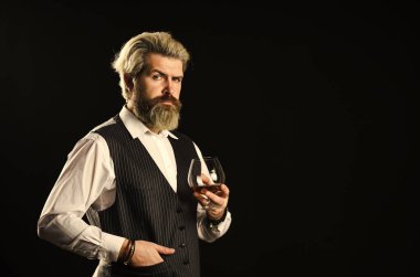Şeri fıçıları içinde olgunlaşmış. Viski tatma. Viski durumunun iyi bir göstergesi. Zarif takım elbiseli sakallı iş adamı ve bir bardak viski. Sommelier 'in pahalı bir içeceği var. Zarif maço konyak içer.
