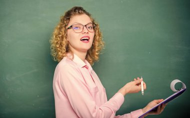 Sınavlara hazırlanıyorum. Tahtada gözlüklü mutlu bir öğrenci. Okuldaki kız öğretmen. rapor projesi. Okula dönüyorum. Belge dizini olan öğretmen. Yeni okul yılı. Kız sınavlara hazırlanıyor.