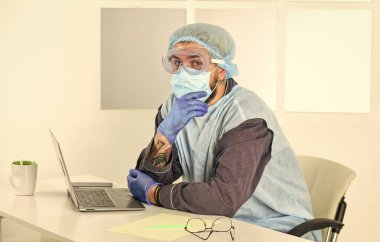 Koronavirüsten korumak için maske takıyor. Uzaktan kumanda. Koruyucu ekipman işçisi. Tamamen korunuyor. Çok hijyenik. Koronavirüse maruz kalma riski olan çalışanlar. Merkez Ofis