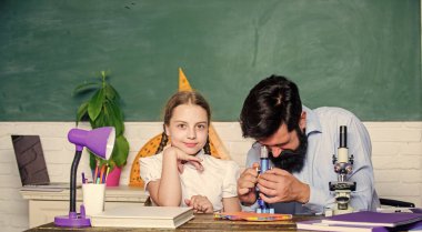 Sakallı öğretmenle kız öğrenci çalışması. Çocuklar için çalışma yöntemleri. Okul eğitimi. Ekstra dersler. Bilişsel beceriler konsepti. Liseli kız babamla çalışmayı seviyor. Sıkı çalış. İzleyen örnek