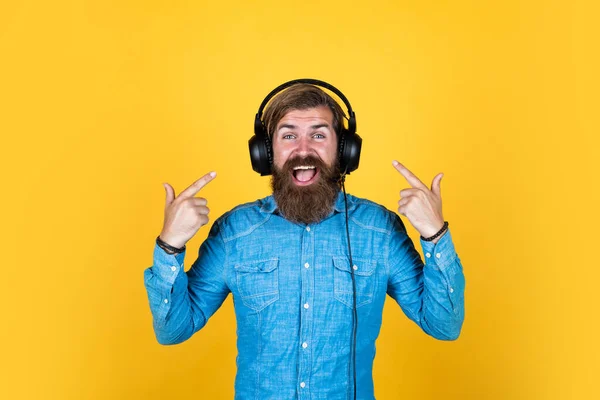 Mírame. nueva tecnología en la vida moderna. calidad de sonido. hombre barbudo escuchar música. brutal hipster usar auriculares. educación en línea. Sólo diviértete. chico sin afeitar escuchar ebook —  Fotos de Stock