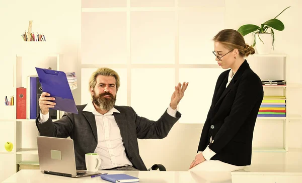 Negocios exitosos. Pareja de negocios trabajando. Un par en la oficina. Distribuir obligaciones y organizar el equipo de trabajo. Hombre y mujer. Construir carrera. Secretaria de oficina. Director gerente jefe. Informe empresarial — Foto de Stock