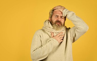 Sakallı hippi hasta. Çin 'den gelen koronavirüs. Virüs enfeksiyonunu önlemek. Soğuk algınlığı olan bir adam. İlk belirtiler öksürük ve burun akıntısı. Vahşi erkek kışın grip olur. Örgü kıyafetle ısıt. Boşluğu kopyala