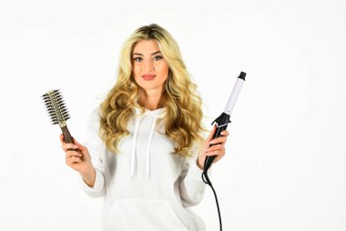 Sakin ol ve saçını yaptır. Dalgalar ve kıvırcık saç stili. Sarı permalı saçlar. Uzun kıvırcık saçlı güzel sarışın manken kız. Güzellik portresi. Lüks saçlı kız.