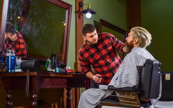 Pagi rutin. Jenggot dan kumis. Penata rambut profesional di interior salon. Potret janggut pria bergaya. Mencukur. Penata rambut di Barbershop. pria di salon rambut dengan potongan rambut hipster — Stok Foto