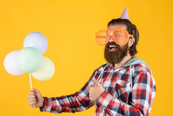 Älterer gutaussehender Mann im karierten Hemd mit Party-Luftballons, Geburtstag — Stockfoto