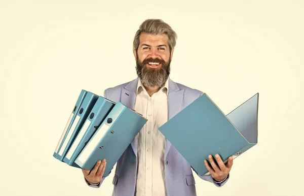 Succès barbu ceo en veste. gestionnaire homme confiant tenir dossier papier. patron masculin mature. homme d'affaires travailler avec des documents. entrepreneur dans le bureau moderne. contrats commerciaux — Photo