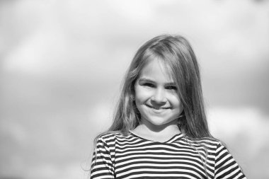 Kendine güvenerek gülümse. Mutlu çocuk bulutlu gökyüzünde gülümsüyor. Sevimli gülüşü olan küçük bir çocuk. Diş sağlığı. Diş bakımı. Ağız temizliği. Pediatrik dişçilik. Dişçinize daha az harcayın, kopyalama alanı