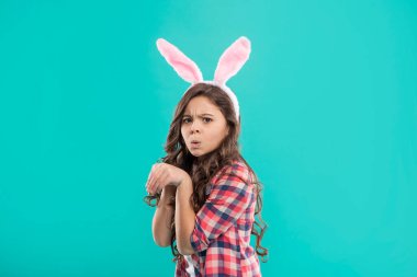 Paskalya hazırlığı. Sevimli tavşan çocuk. İyi tatiller. Tavşan kulaklı komik çocuk..