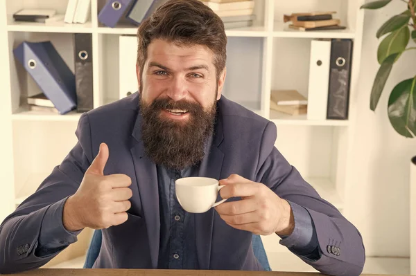 Mon énergie. Homme beau patron assis dans le bureau à boire du café. Espace de travail confortable. Bonjour. Bonjour. Costume barbu hipster formel relaxant avec café. Les habitudes de vie au bureau. Respectable PDG. Premier café — Photo