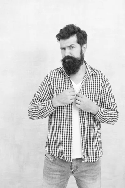 Brutal hipster avec barbe bouton de peau de visage chemise à carreaux de mode dans un style décontracté fond bleu, à la mode — Photo