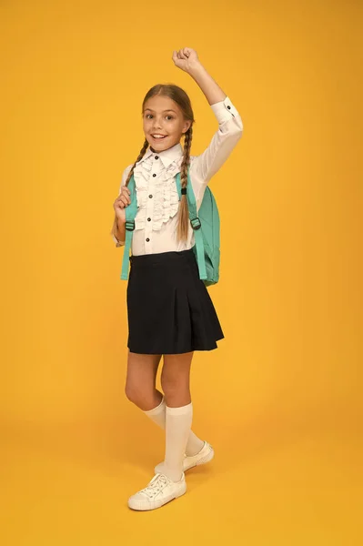 'Ελα μαζί μου. έξυπνος μαθητής με κίτρινο φόντο. σύγχρονη εκπαιδευτική έννοια. Πίσω στο σχολείο. χαρούμενο κοριτσάκι με στολή κουβαλάει σακίδιο πλάτης. Παιδί μετά τα μαθήματα. στυλ σχολικής μόδας — Φωτογραφία Αρχείου