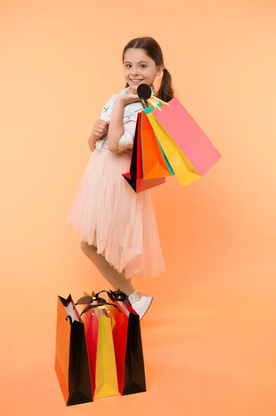 Bereid je voor op school seizoen kopen benodigdheden briefpapier kleding van tevoren. Geweldige school koopjes. Terug naar schoolseizoen geweldige tijd om te leren budgetteren basics kinderen. Meisje draagt boodschappentassen — Stockfoto