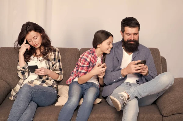 Ligado ao telefone. Família jogar jogo de telefone celular em casa. Ficar ligado ao telemóvel. Comunicação familiar. Dependência telefónica. Vida moderna. Nova tecnologia. Jogos online — Fotografia de Stock