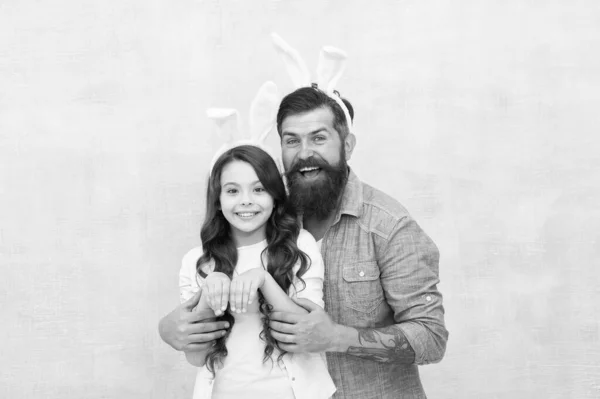 Tata i córka królicze uszy. Ojciec i dziecko świętują Wielkanoc. Kwietniowa wyprzedaż. Wiosenne wakacje. Wielkanocne zajęcia dla rodziny. Szczęśliwego Wielkanocy. Świąteczny królik długie uszy. Koncepcja tradycji rodzinnej — Zdjęcie stockowe